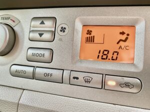 車のエアコンを操作している画像
