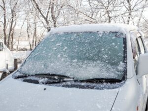 車のフロントガラスが凍っている画像