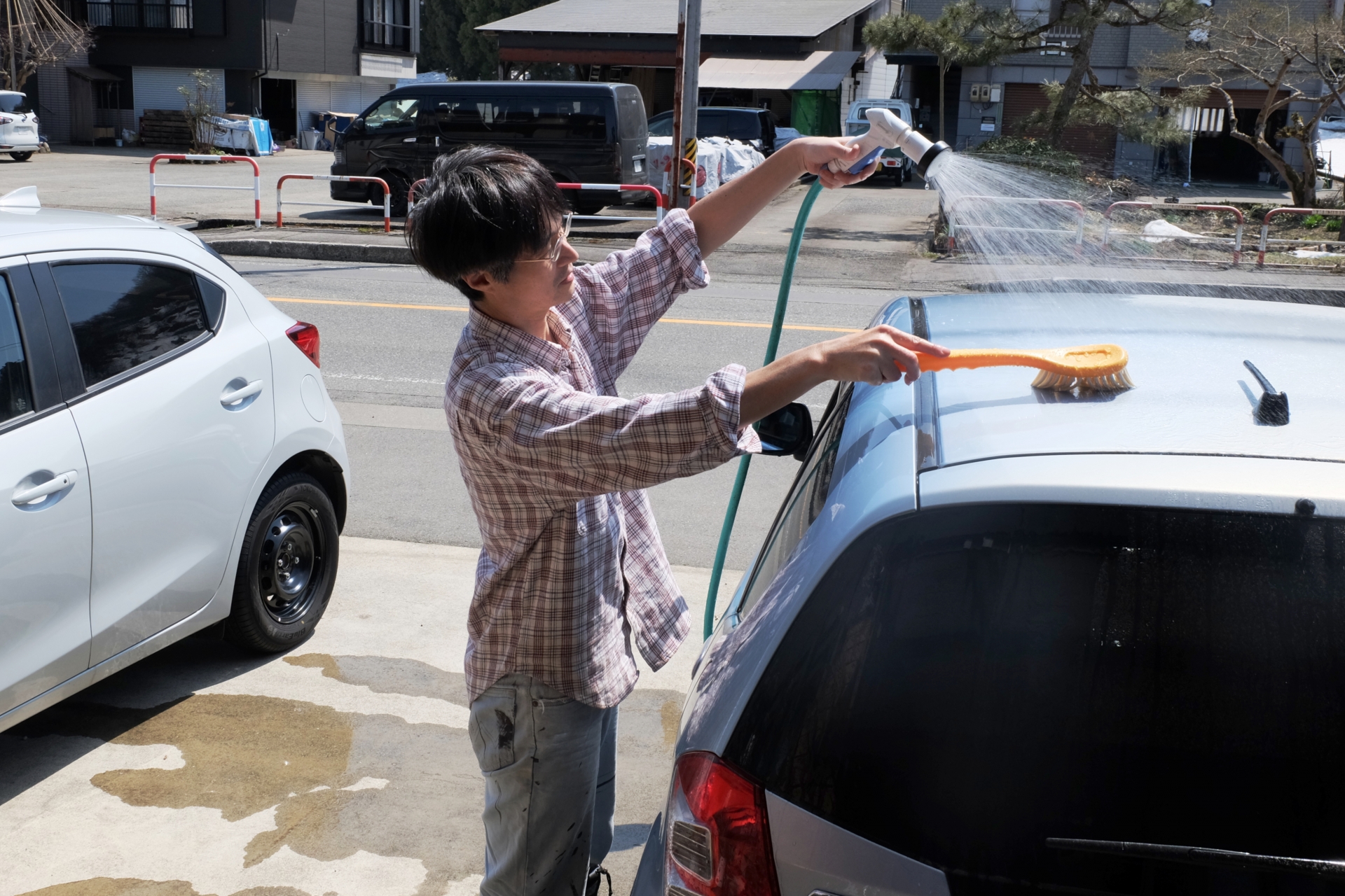 洗車している人の画像